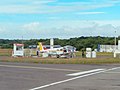 Un Piper Warrior PA-28 à la station Total de l'aérodrome de Bel Air de Dinan-Trélivan dans les Côtes d'Armor.