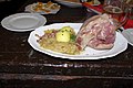 Deutsch: Eisbein mit Sauerkraut und Kartoffeln, als Getränk Bier. Français : Jarret de porc avec choucroute et pommes de terre, boisson bière