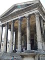 Nimes-Maison Caree-Römischer Podiumstempel-Der Tempel war ursprünglich Kaiser Augustus, dann den Enkeln Gajus und schließlich Lucius Cäsar geweiht.