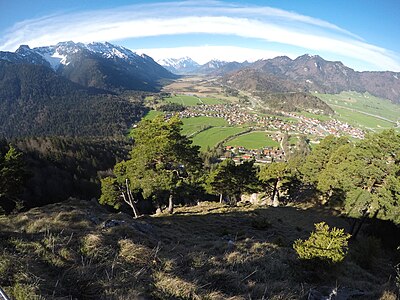 Loisachtal zwischen Garmisch-Partenkirchen und Eschenlohe, a view upstream from N