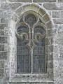 Chapelle Notre-Dame de Kerdévot : fenêtre au remplage de fleur de lys de la longère nord de la chapelle