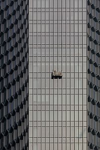 "Façade_hoist_along_the_Andaz_Hotel_of_Singapore_at_sunset.jpg" by User:Basile Morin