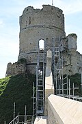 Le donjon du Châteauneuf-sur-Epte vu depuis la muraille.jpg