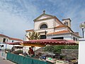 Brétignolles-sur-Mer en Vendée : l'église Notre-Dame de l’Assomption, la place et le marché (jeudi et dimanche toute l'année - mardi en juillet et août). À gauche de l'église, la rue du Clocher.