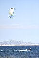 Kite surfer sur l'étang, vu depuis Marseillan.