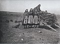 Ramassage de bouses séchées dans la lande par trois jeunes filles à Ouessant (photographie de Charles Grimbert, vers 1900).