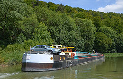 Péniche sur le canal pres de Foulain