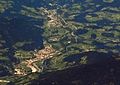 Blick im Salzachtal nordwärts auf Bischofshofen – Umfahrung Bischofshofen: vorn am rechten Talhang der Autobahnzubringer zum Knoten Pongau, hinten und nach rechts ins Fritztal laufend die A10; unten links die Salzachbrücke der Hochkönigstraße und Mitterberghütten; hinten Dorfwerfen und Werfen Markt mit Hohenwerfen