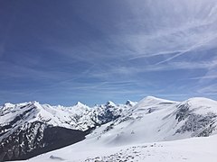 Vistas desde la ladera de Txamantxoia del pico del mismo nombre, Mesa de los Tres Reyes, Petrechema y Acherito.jpg