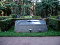 English: Grave at Hietaniemi cemetery in Helsinki Suomi: Hauta Hietaniemen hautausmaalla Helsingissä