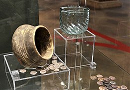 02019 0670 (4) Hoard of coins (denars) in potery found at Reska, second half of the 4th century (6), glass vessel from grave fount in the cemetary at Półchleb, second half of the 3rd century (2).jpg