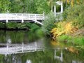 Suomi: Tyypillinen valkoinen silta Hupisaarten kaupunginpuistossa English: Typical white bridge in Hupisaaret City Park Esperanto: Tipa blanka ponto en urba parko de Hupisaaret