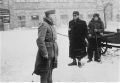 Niemiec i dwaj Żydzi odśnieżający ulicę/A German and two Jews who are clearing snow on a street