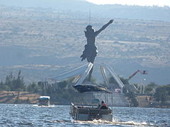 Bote acercándose al Santuario del Cristo Roto, Aguascalientes 03.JPG