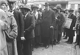 Bundesarchiv Bild 102-00392, Reichstagswahl, Wilhelm Marx vor Wahllokal.jpg