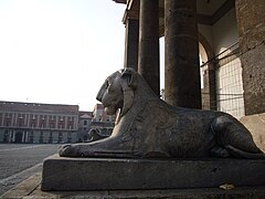 Napoli piazza Plebiscito leoni 1040510.JPG