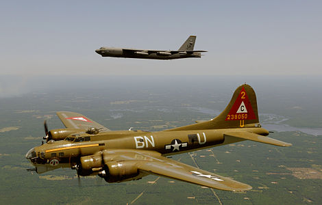 B17g and b52h in flight