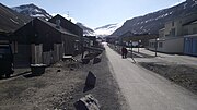 Thumbnail for File:Longyearbyen sidestreet.JPG