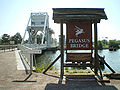 Panneau présentant le Pegasus Bridge à Bénouville, sur la rive gauche (Ouest) du Canal de caen à la mer.