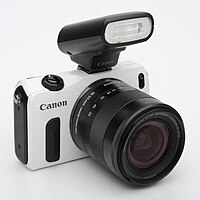 EOS M weiss - Frontal mit Speedlite 90EX.JPG