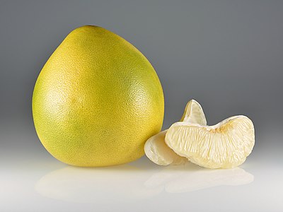 "Pomelo_fruit.jpg" by User:Iifar