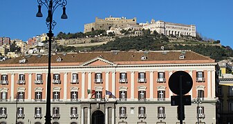 Sullo sfondo, il castello di S. Elmo - panoramio.jpg