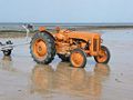 Un Ferguson "petit gris" repeint en orange, sur une plage de la côte de Nacre dans le Calvados.