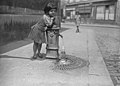 59 La chaleur à Paris, fillette prenant de l'eau à une borne-fontaine, 1921 - Gallica uploaded by Paris 16, nominated by Paris 16,  7,  1,  0