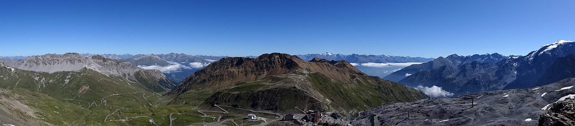 Panorama vom Monte Scorluzzo mit Umbrailpass talwärts ins Münstertal - Val Müstair (links der Bildmitte); view to mountain Dreisprachenspitze - Piz da las Trais Linguas (im Chavalatschkamm geradeaus)