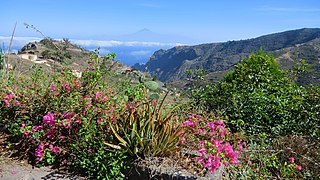 La Gomera (Spain's Canary Islands) - Gomera's east coast region - in the back the island of Teneriffe and Pico del Teide (37404760514).jpg