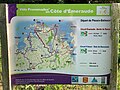 Panneau touristique montrant les deux circuits « Vélo Promenades en Côte d'Émeraude » installé aux abords du village de Plessix-Balisson à Beaussais-sur-Mer dans les Côtes d'Armor.