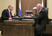 Президент РФ Владимир Путин и генеральный директор государственной корпорации Ростех Сергей Чемезов