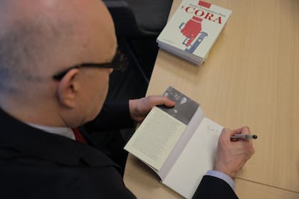 Jorge Fernández Díaz firma ejemplares de Cora, su décima novela